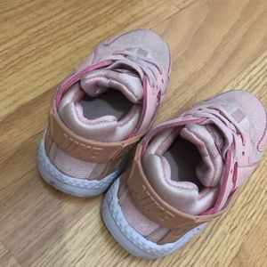 Nike Huaraches size 7c pale pink little girl shoe